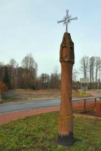 Kamienny obelisk zwieńczony żelaznym krzyżem